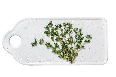 Beyaz kesme tahtasında kekik salamları. Beyaz arka planda izole edilmiş. Üst görünüm