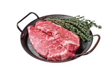Taze Denver bifteği, deniz tuzu, baharat ve baharatlı sığır eti, ızgaraya hazır. Beyaz arka planda izole edilmiş. Üst görünüm