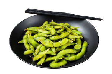 Deniz tuzu ve susam tohumlu haşlanmış Edamame Soya fasulyesi. Beyaz arka planda izole edilmiş. Üst görünüm