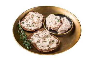 Morina ciğerli tostlar tabağa yayılmış börek. Beyaz arka planda izole edilmiş. Üst görünüm