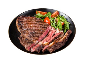 Izgara ızgara ve dilimlenmiş wagyu pirzola bifteği tabakta. Beyaz arka planda izole edilmiş. Üst görünüm