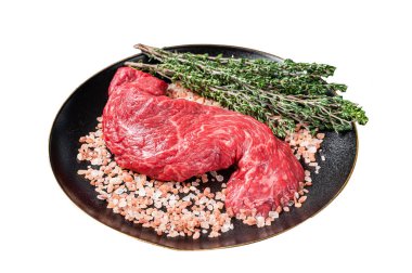 Çiğ Pala bifteği ya da deniz tuzu ve kekik ile tabağa asılmış yumuşak et. Beyaz arka planda izole edilmiş. Üst görünüm