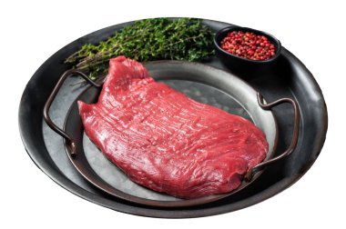 Taze çiğ et bifteği ve pişirmek için malzemeler. Beyaz arka planda izole edilmiş. Üst görünüm