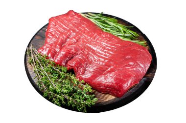 Çiğ biftek, pişirilmemiş otlu et. Beyaz arka planda izole edilmiş. Üst görünüm