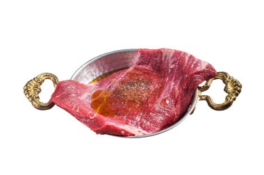 Kanat bifteği, tavada çiğ et, otlar ve zeytinyağı. Beyaz arkaplanda izole