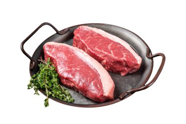 Çiğ sığır filetosu bifteği, baharatlı biftek tepsisi. Beyaz arkaplanda izole