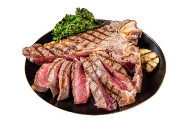 Orta pişmiş ızgara biftek, tabakta dilimlenmiş T-Bone bifteği. Beyaz arkaplanda izole
