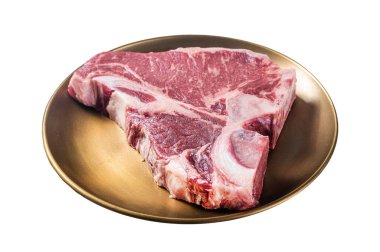 Altın metal tabakta çiğ biftek biftek bifteği. Beyaz arkaplanda izole