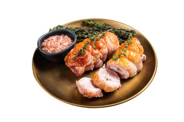 Çelik tabakta peynirli ve jambonlu kızarmış tavuk dürümü. Beyaz arkaplanda izole