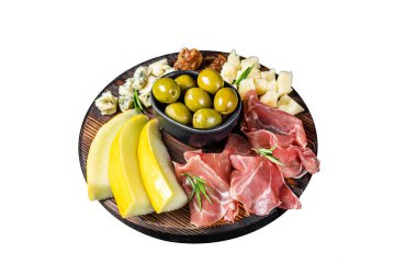 Jambonlu, parmesanlı, mavi peynirli, kavunlu ve zeytinli jambonlu pandispanya. Beyaz arkaplanda izole