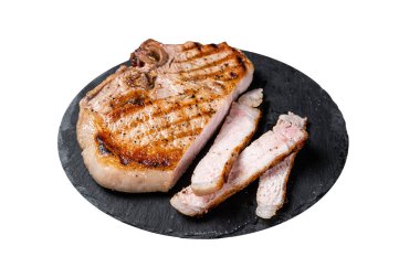 Kızarmış barbekü domuz pirzolası ya da tahtada dilimlenmiş biftek. Beyaz arkaplanda izole
