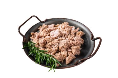 Taze bitkilerle konserve ton balığı yenmeye hazır. Beyaz arkaplanda izole