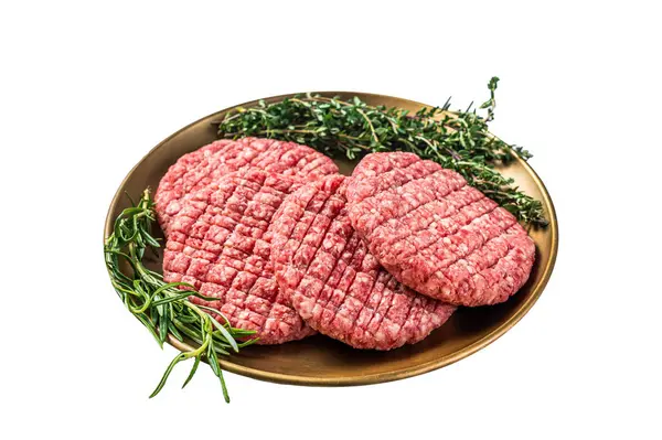Çiğ kıymalı biftek, çelik tabakta baharat, biberiye ve kekik. Beyaz arkaplanda izole