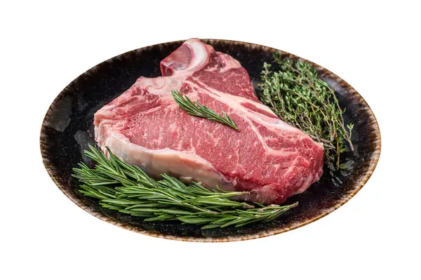 Kurumuş çiğ biftek bifteği, taze biftek ve baharatlı rustik tabak. Beyaz arkaplanda izole