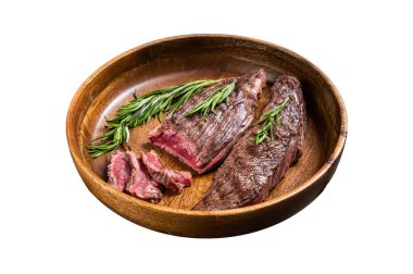 Kızarmış sığır filetosu ya da ahşap tabakta otlu biftek. Beyaz arkaplanda izole