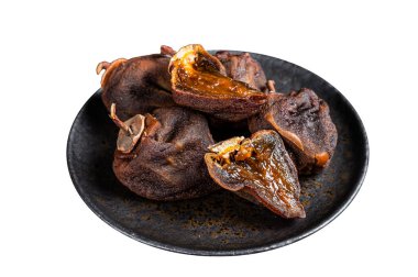 Tabakta kurutulmuş hurma meyvesi. Beyaz arkaplanda izole