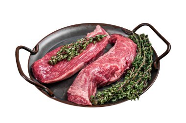 Çiğ Bavette veya kekikli sığır etli biftek. Beyaz arkaplanda izole