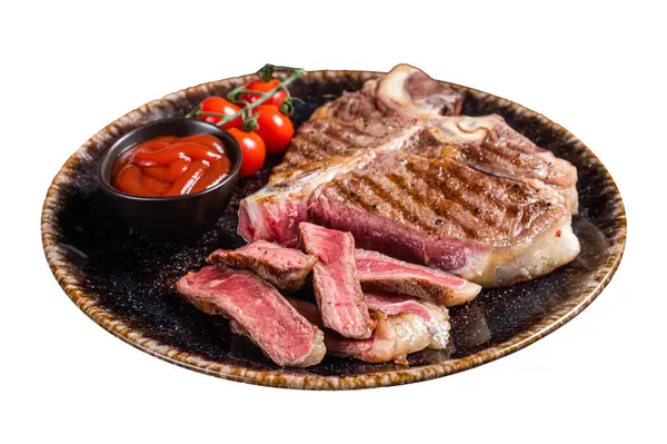 Biftekli ızgara biftek, domatesli bir tabakta pişmiş kemik. Beyaz arkaplanda izole