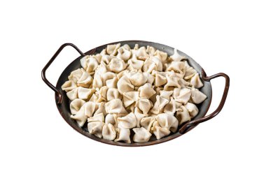 Manti Dumpling pişirmek, çelik tepside çiğ yemek. Beyaz arkaplanda izole