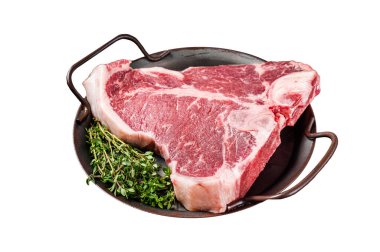 Çelik tepside taze çiğ çiğ et eti. Beyaz arkaplanda izole