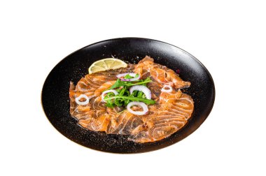 Tabağında soğan ve roka olan taze somon carpaccio. Beyaz arkaplanda izole