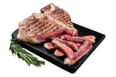 Biftek ızgara biftek, mermer bir tahtanın üzerinde pişmiş biftek. Beyaz arkaplanda izole