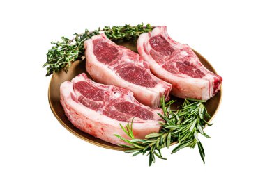 Pişmemiş çiğ kuzu fileto biftek, tabakta biberiye ve kekik. Beyaz arkaplanda izole