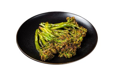 Tabakta sarımsaklı tereyağlı kızarmış yeşil brokoli filizleri. Beyaz arkaplanda izole