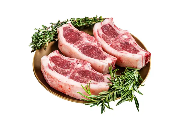 Pişmemiş çiğ kuzu fileto biftek, tabakta biberiye ve kekik. Beyaz arkaplanda izole