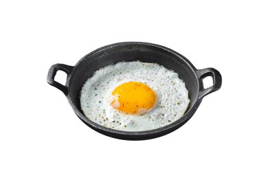 Tuzlu ve baharatlı yumurta tavada domates, kekik ve pastırma. Beyaz arka planda izole edilmiş. Üst görünüm