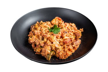 Türk Menemen, domatesli yumurta, yeşil biber ve yeşil soğan. Beyaz arka planda izole edilmiş. Üst görünüm