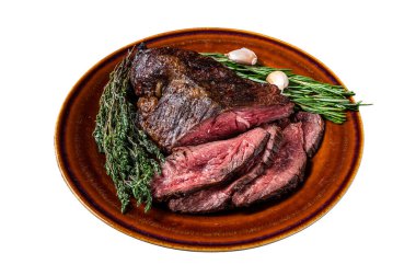 Kavrulmuş askı ya da Onglet dilimlenmiş sığır eti bifteği ve satırla birlikte kırsal bir tabakta. Beyaz arka planda izole edilmiş. Üst görünüm