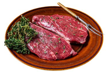 Çiğ biftek ya da kekik ve zeytinyağlı sığır etli sığır filetosu. Beyaz arka planda izole edilmiş. Üst görünüm