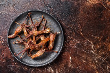 Baharatlı, kızarmış ördek dili. Karanlık arka plan. Üst Manzara. Boşluğu kopyala.