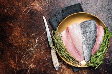 Taze çiğ Gilthead Denizi balık filetosu pişirmeye hazır. Karanlık arka plan. Üst Manzara. Boşluğu kopyala.