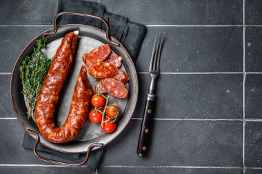 Dilimlenmiş Chorizo sosisi, kurutulmuş domuz eti ve baharat. Siyah arka plan. Üst Manzara. Boşluğu kopyala.