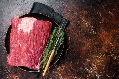 Taze et eti, otlu çiğ et. Karanlık arka plan. Üst Manzara. Boşluğu kopyala.