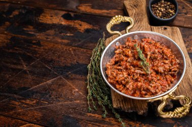 Bolonez sosu, otantik İtalyan eti ve domates makarna tarifi. Ahşap arka plan. en üstteki görünüm.