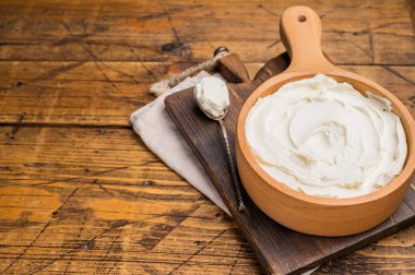 İtalyan Mascarpone peyniri, tiramisu için krem peynir. Ahşap arka plan. en üstteki görünüm.