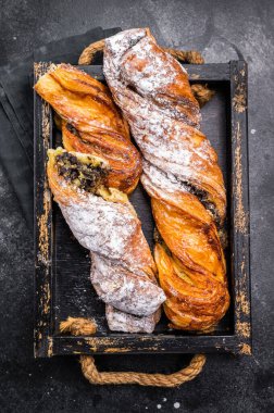 Pistachios ve çikolatalı hamur işi, Danimarka böreği. Siyah arka plan. en üstteki görünüm.