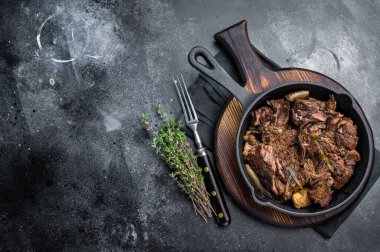 Tavada yumuşak sığır etli burginyon güveci. Siyah arka plan. en üstteki görünüm.