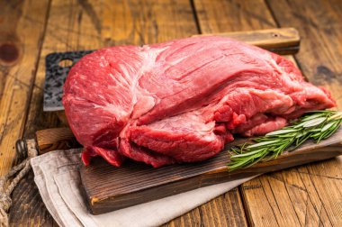 Taze Raw Round Silverside et kesimi, içinde kızartılmak için hrebs ile birlikte. Ahşap arka plan. Üst görünüm.