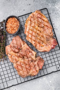 Izgara domuz boyunlu biftek, fileto eti. Gri arkaplan. en üstteki görünüm.