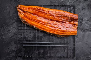 Japon unagi yılan balığı, ızgara balık fileto balığı. Siyah arka plan. en üstteki görünüm.