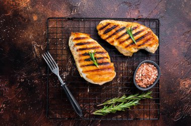 Eko Tavuk ızgara göğüsler, kızarmış kümes hayvanları et, üst manzara, kahverengi arka plan.