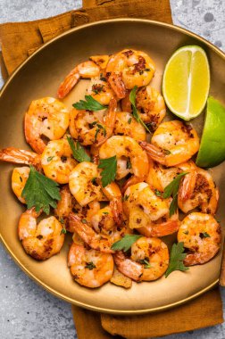 Tabakta karides rostosuyla barbekü yemeği. Gri arka plan. Üst görünüm.