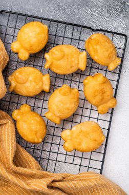 Kore gözlemesi Bungeoppang, Balık şekilli tatlı kırmızı fasulye dolgulu waffle. Beyaz arka plan. en üstteki görünüm.