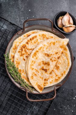 Aloo Paratha Yerli Patates Doldurulmuş Ekmek. Siyah arka plan. en üstteki görünüm.