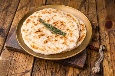 Patates Doldurulmuş Düz Ekmek Aloo Paratha, Geleneksel Hint yemeği. Ahşap arka plan. en üstteki görünüm.