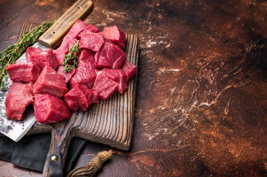 Dilimlenmiş çiğ domuz eti, pişmemiş et kasap kesim tahtasında. kahverengi arka plan. en üstteki görünüm.